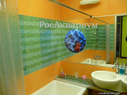 Образец встроенного аквариума в ванной, аквариум встроен в стену